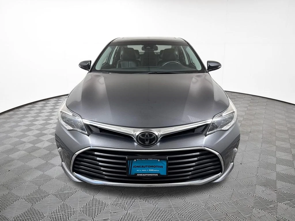 Used 2018 Gray Toyota XLE Premium image 3
