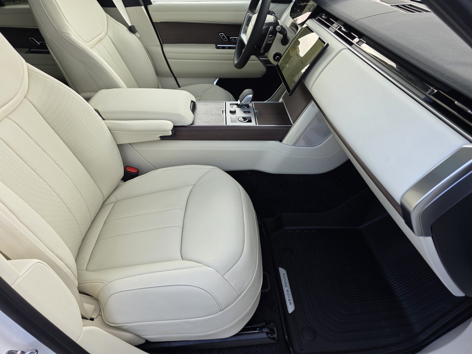 New 2027 Fuji White Land Rover P400 SE image 3