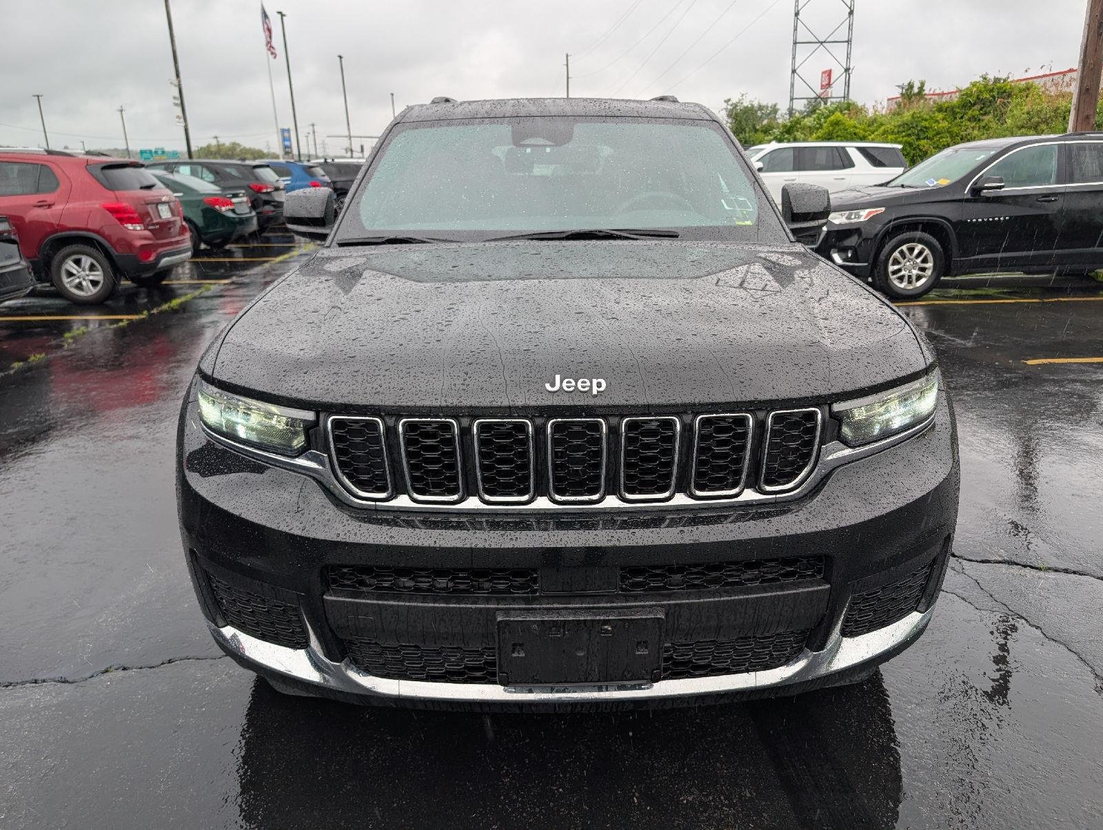 Used 2025 Diamond Black Crystal Pearlcoat Jeep Laredo X image 2