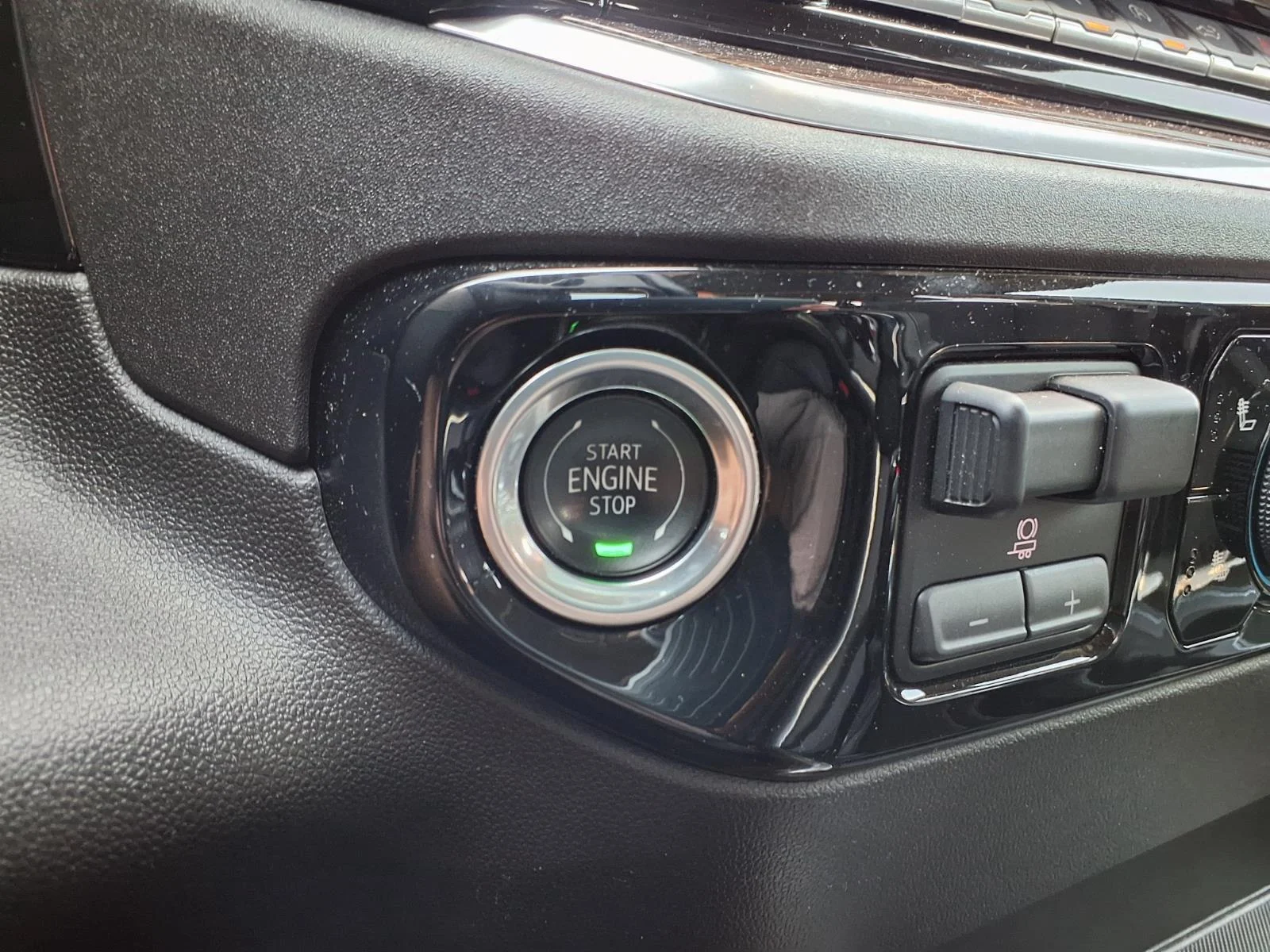 Used 2024 Summit White Chevrolet RST image 9