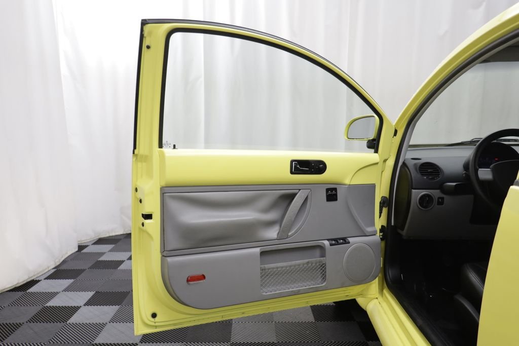 Used 2000 Yellow Volkswagen GLS image 4