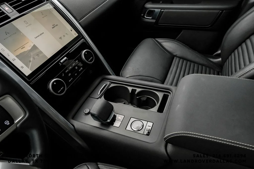 Used 2025 White Land Rover Dynamic SE image 26