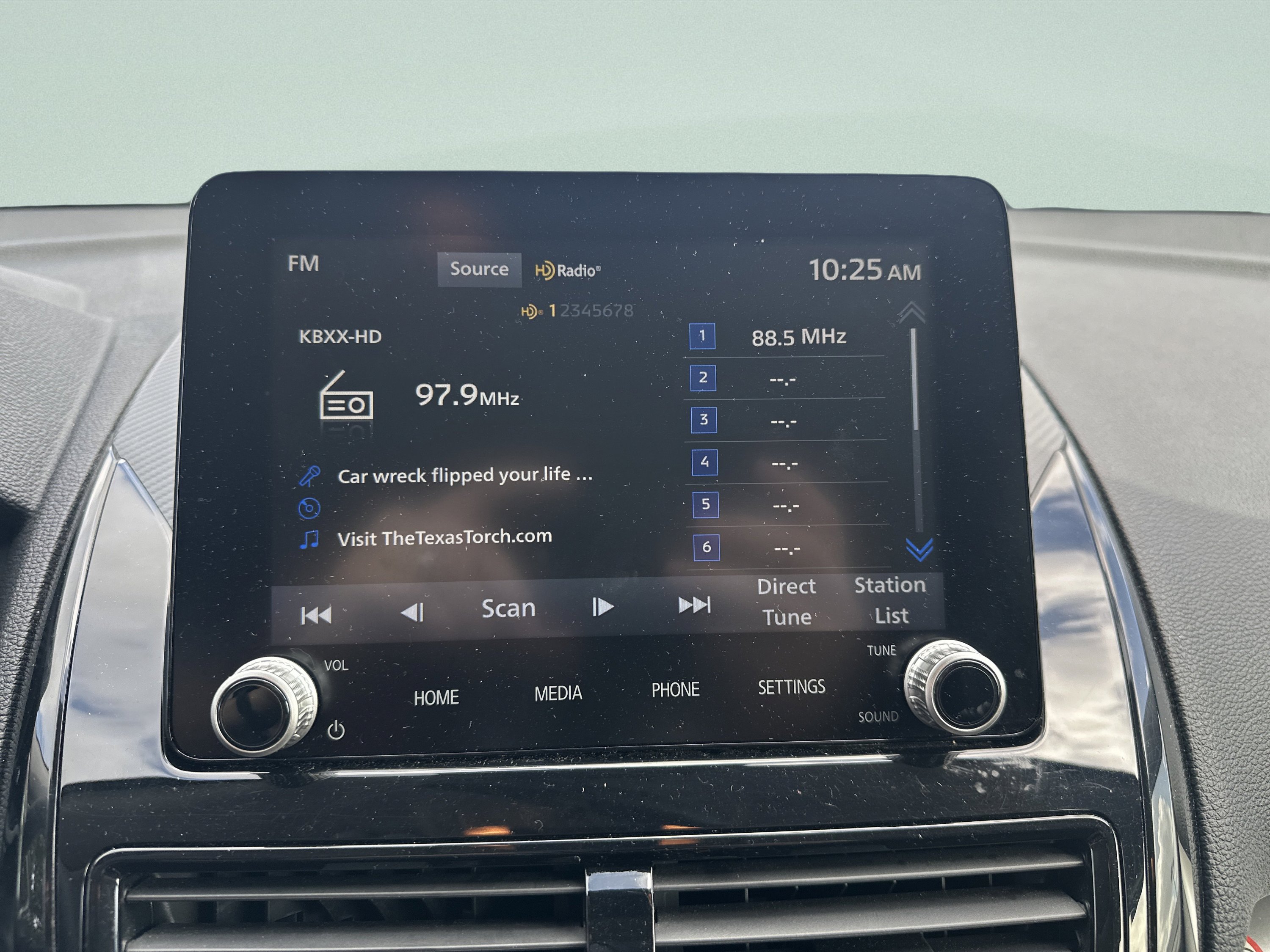 Used 2025 Silver Mitsubishi LE image 18