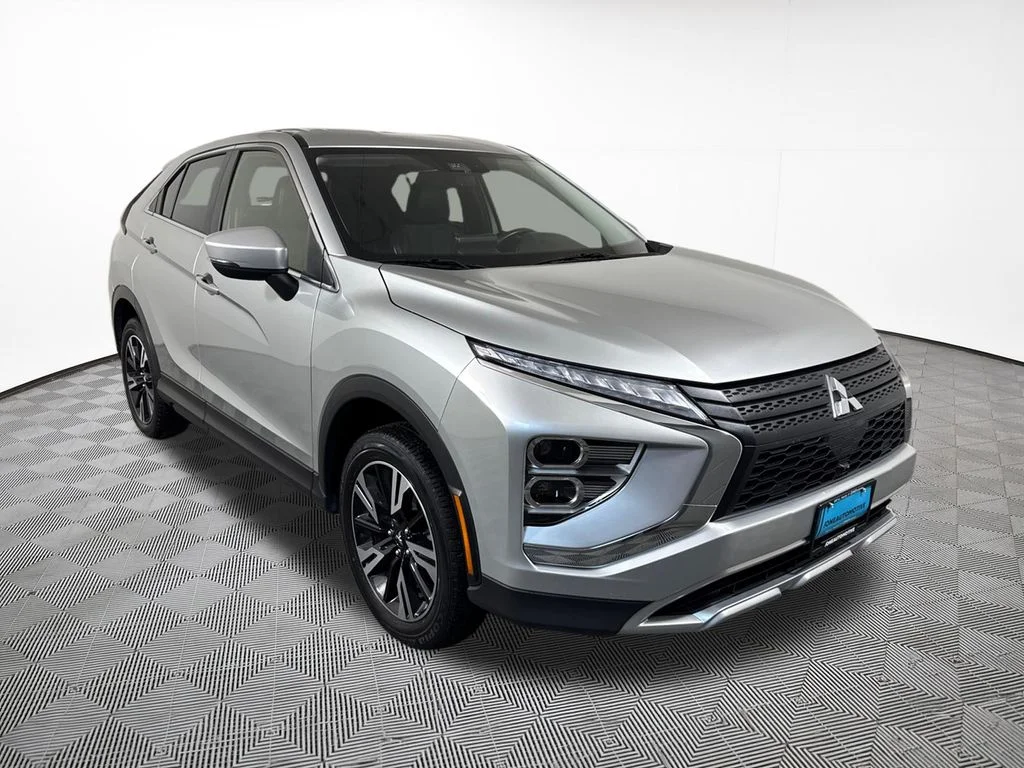 Used 2024 Silver Mitsubishi SE image 4