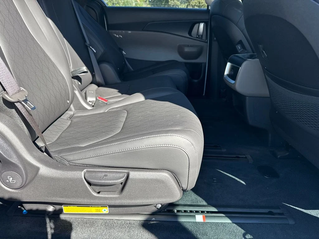 New 2025 White Kia LXS image 15