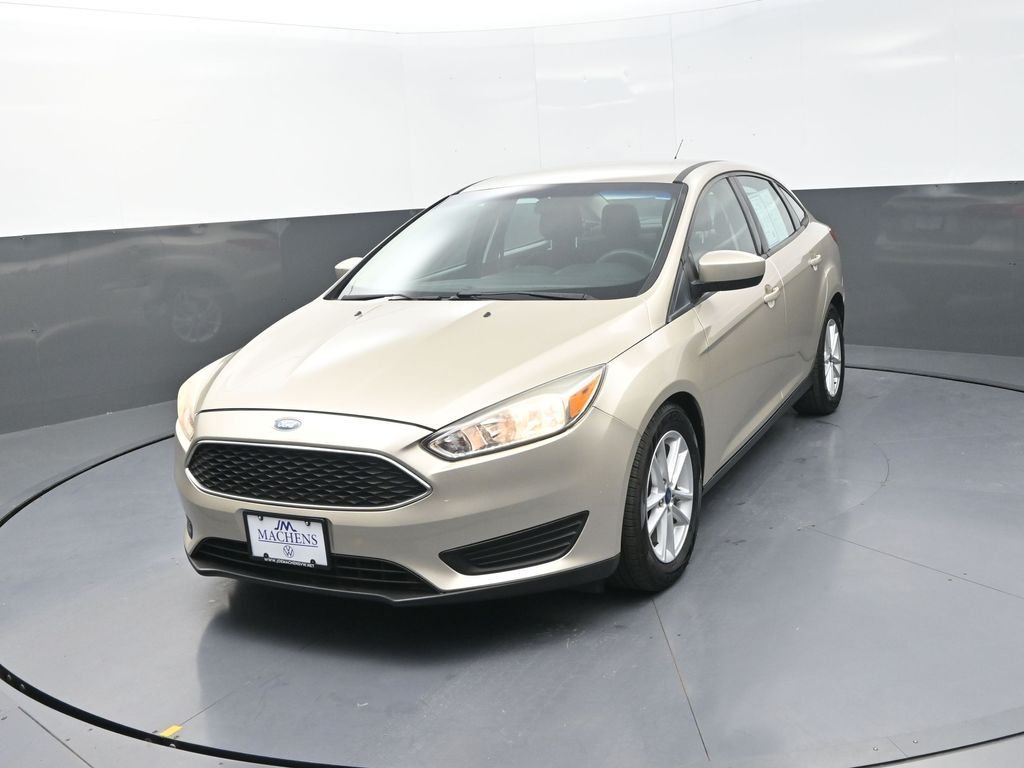 Used 2018 Gold Ford SE image 4