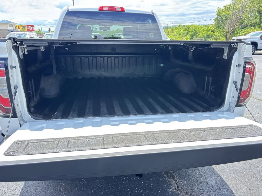Used 2018 WHITE FROST TRICOAT GMC SLT image 14