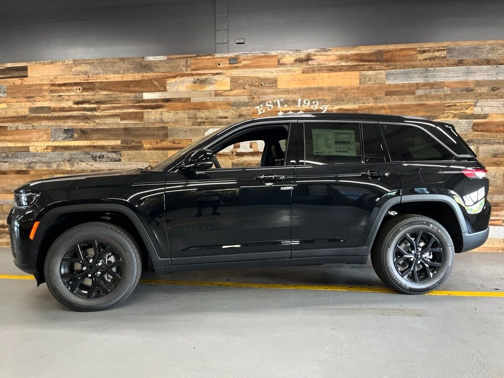 New 2026 Diamond Black Crystal Pearl-Coat Exterior Paint Jeep Altitude image 15