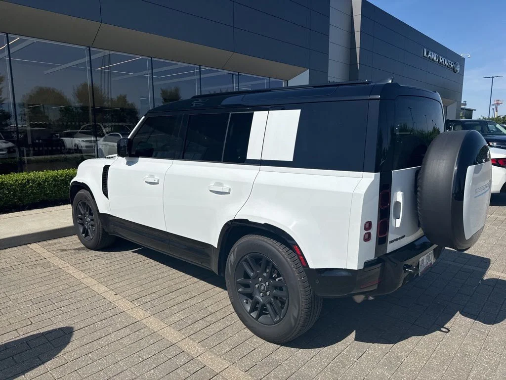 Certified Used 2025 White Land Rover X-Dynamic SE image 7
