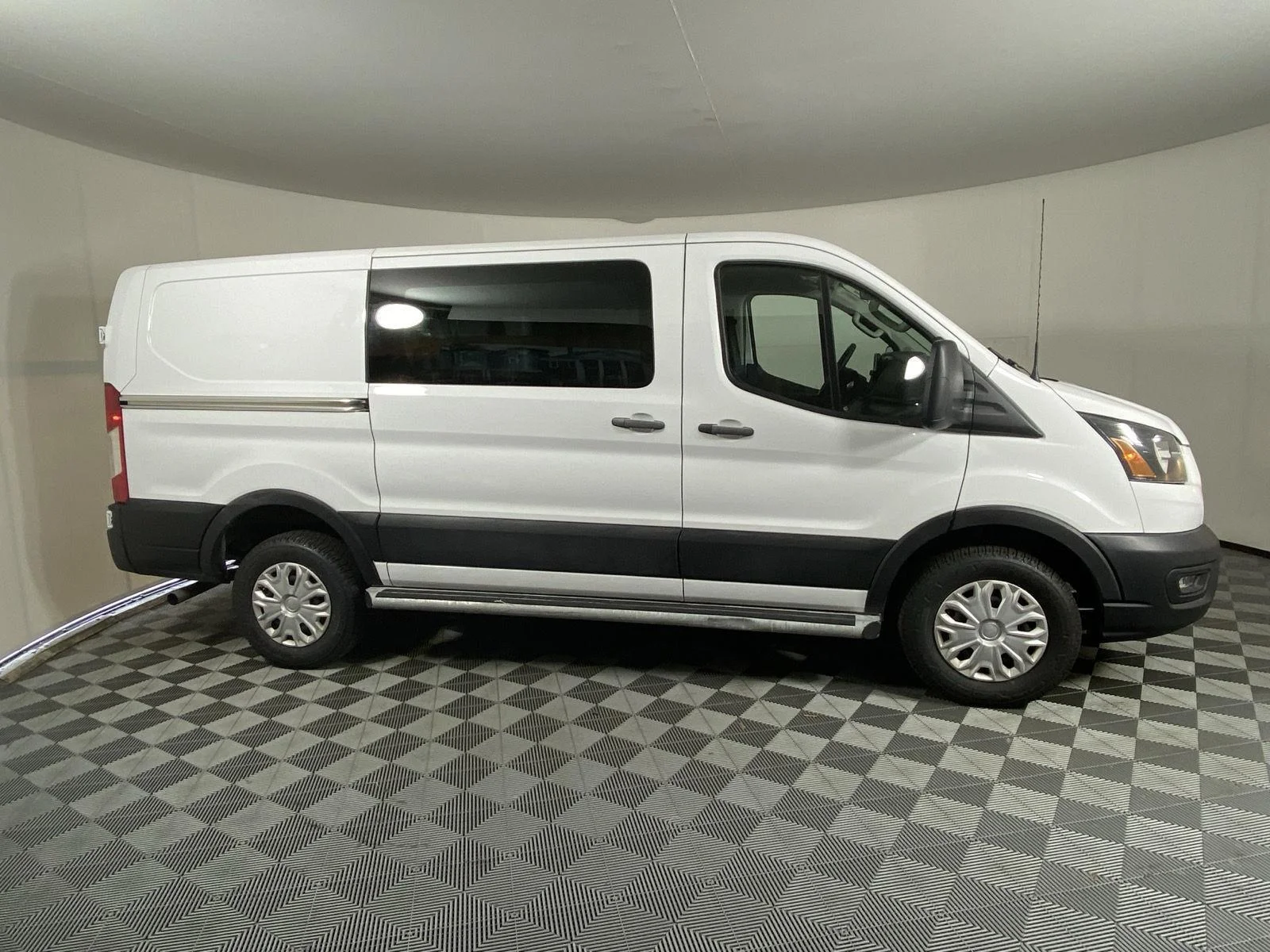 Used 2025 Oxford White Ford Base image 4