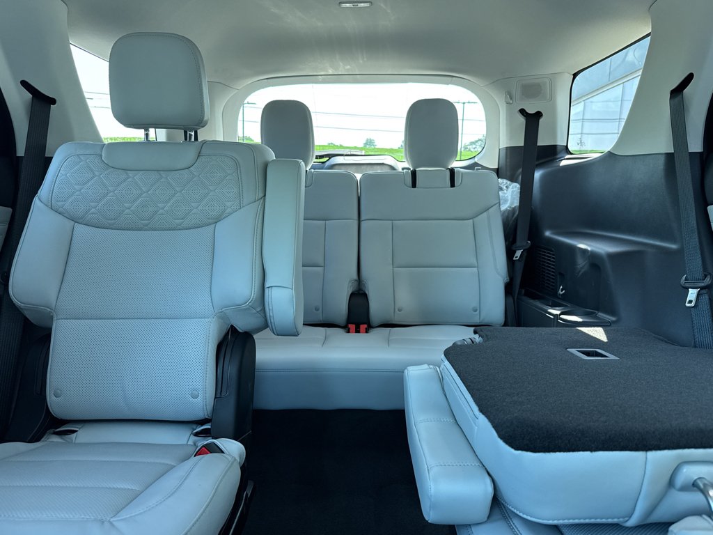 New 2026 Star White Metallic Tri-Coat Ford Platinum image 5