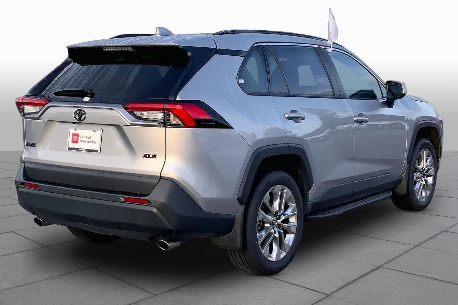 Used 2024 Silver Sky Metallic Toyota XLE Premium image 22