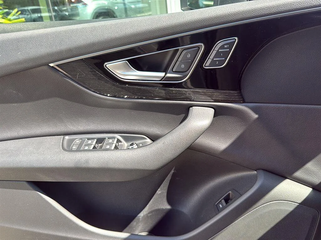 Used 2017 Florett Silver Metallic Audi Premium Plus image 18