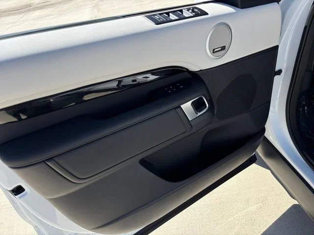 Used 2025  Land Rover S image 12
