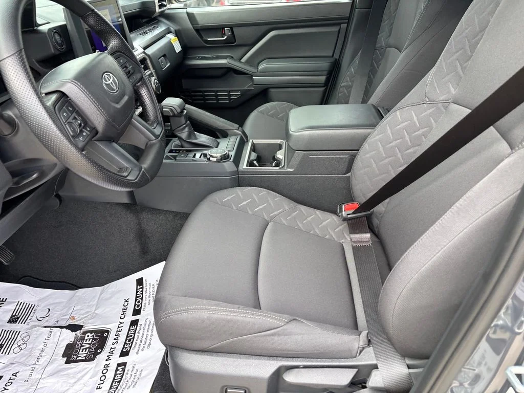 2025 Toyota Tacoma SR5 - Photo 32