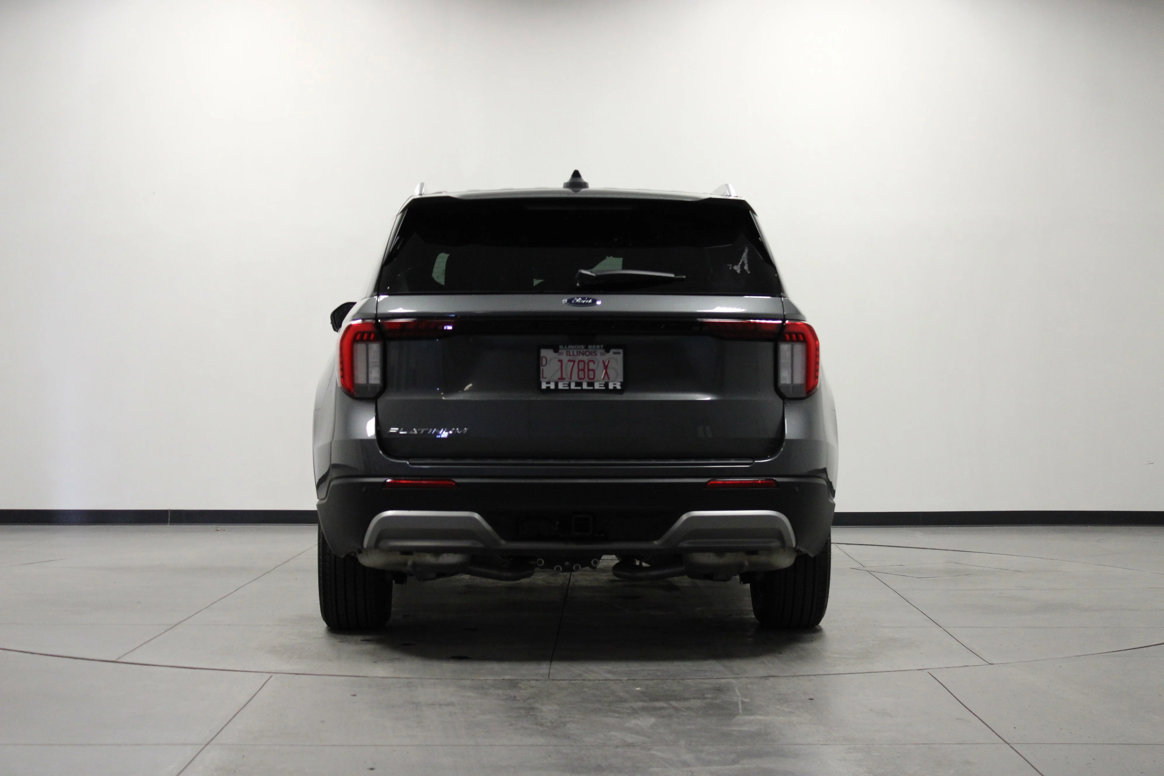 Used 2025 Gray Metallic Ford Platinum image 5