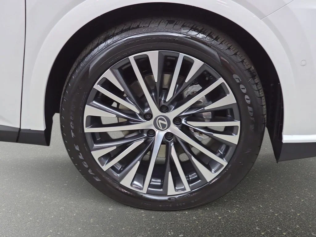 New 2026 Eminent White Pearl Lexus PREMIUM PLUS image 30