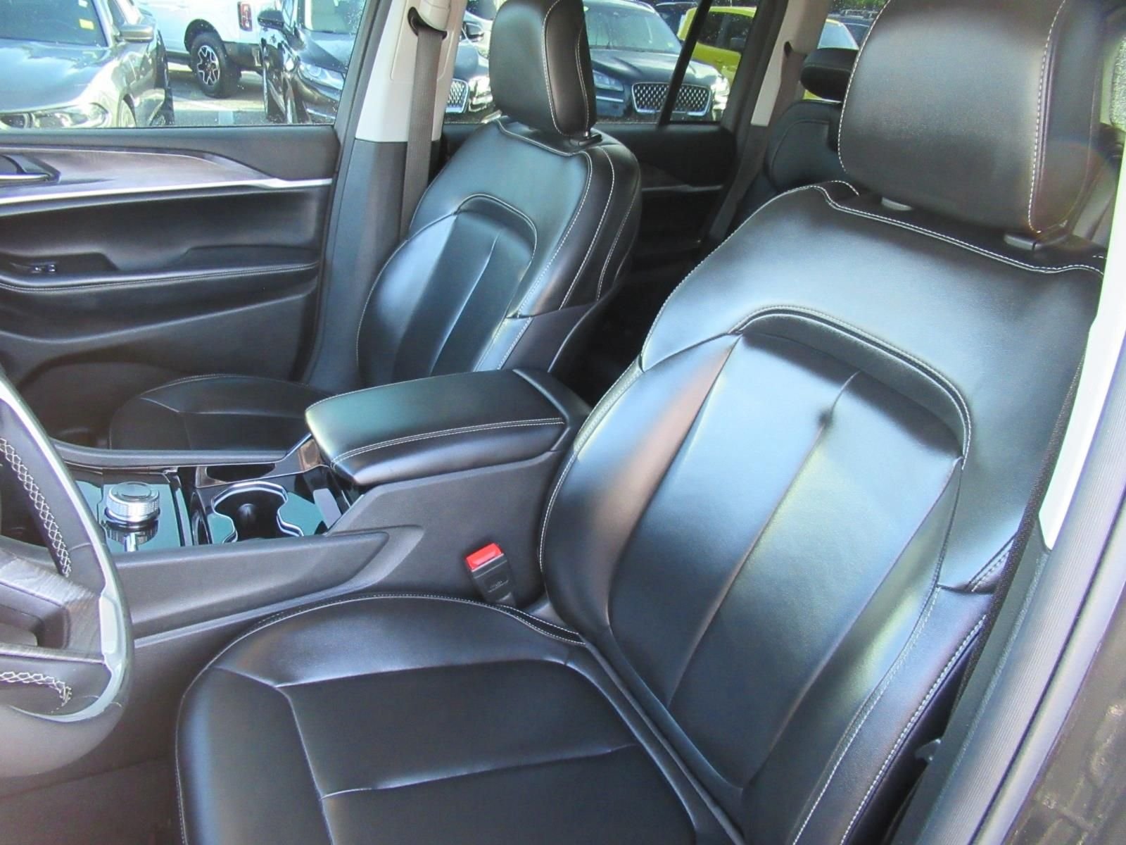 Used 2023  Jeep Limited image 20