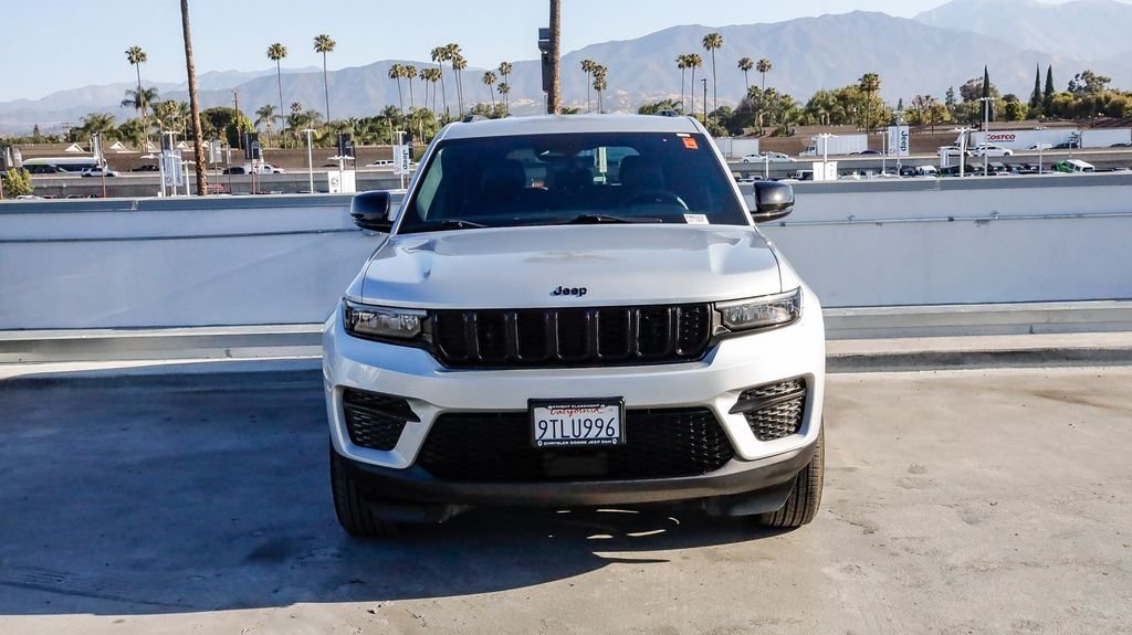 Used 2025 Silver Jeep Altitude image 3