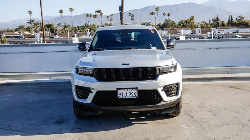 Used 2025 Silver Jeep Altitude image 3