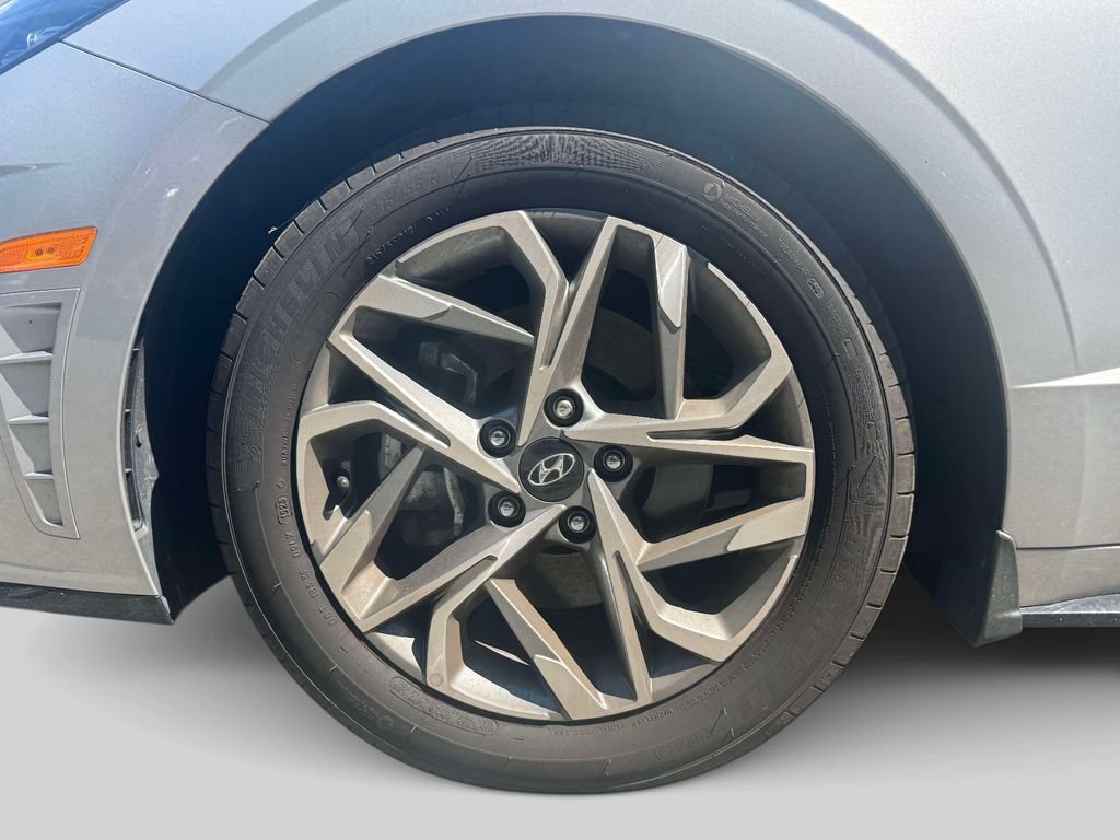 Used 2023 Silver Hyundai SEL image 9
