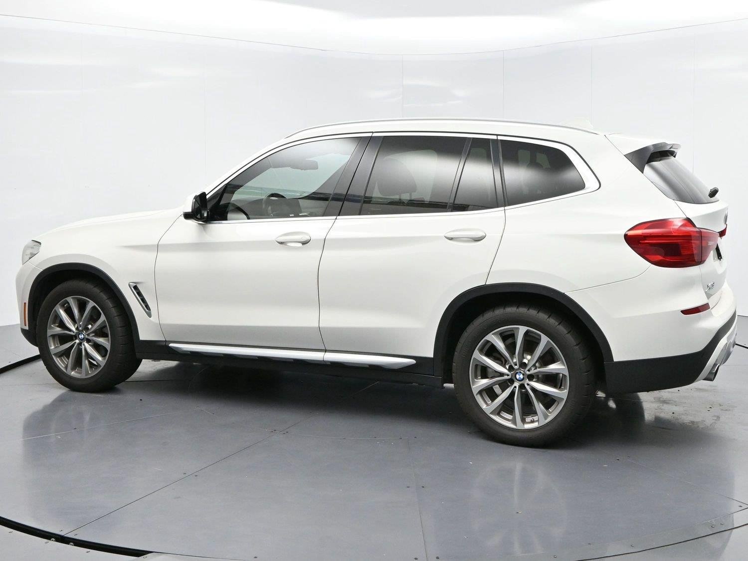 Used 2019 Alpine White BMW sDrive30i image 4