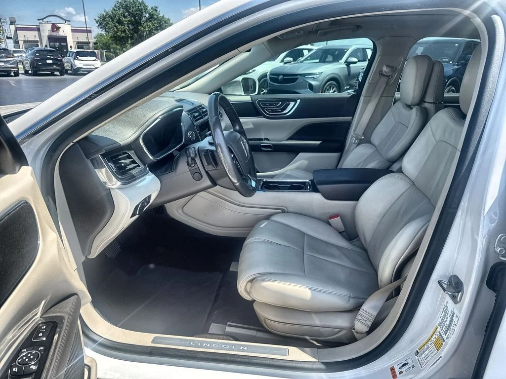 Used 2017 White Lincoln Select image 11