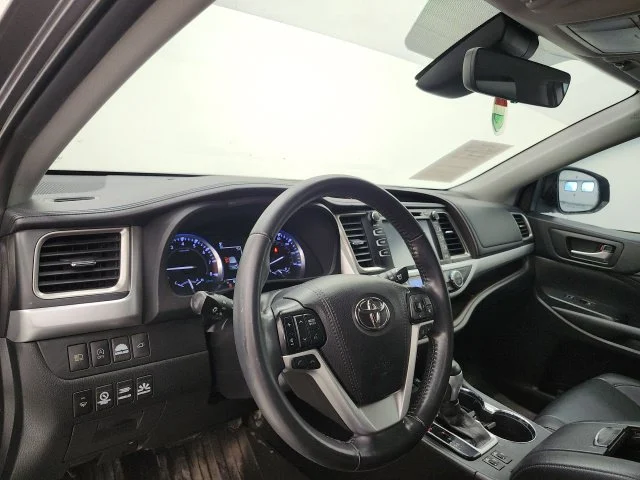 Used 2019 Gray Toyota XLE image 13