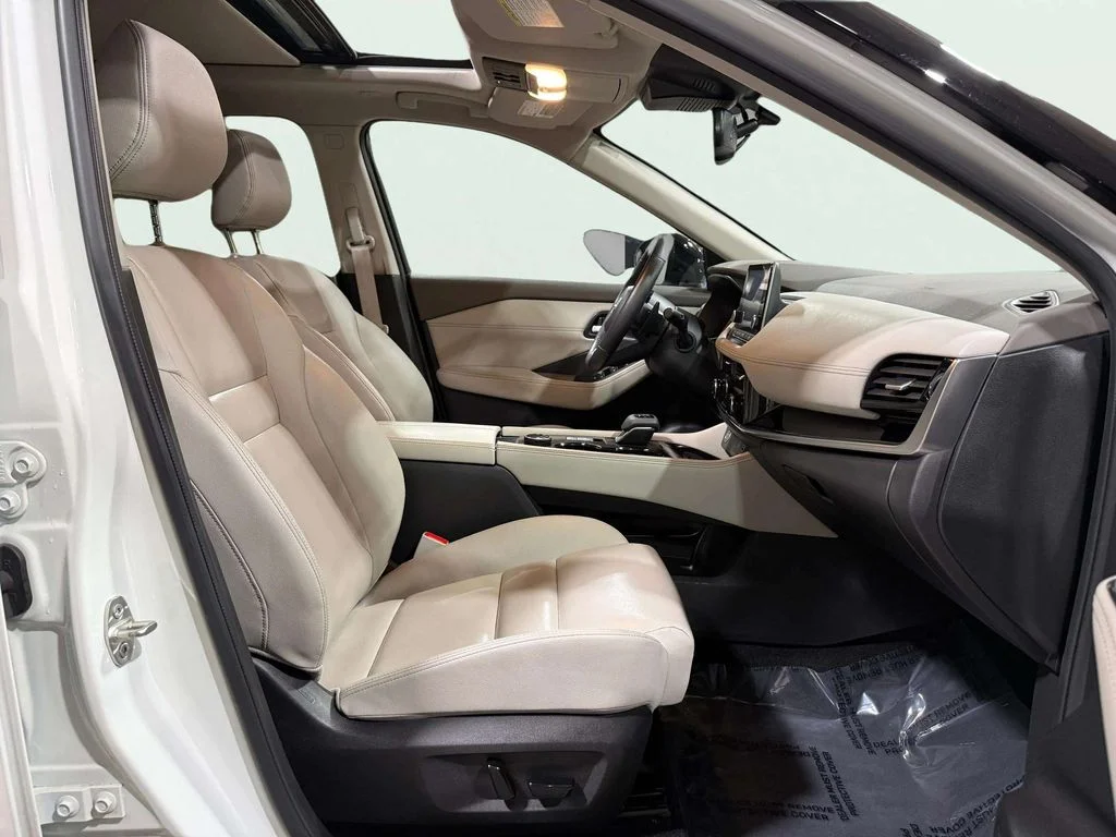 Certified Used 2023 Pearl White Tricoat/Super Black Nissan SL image 30