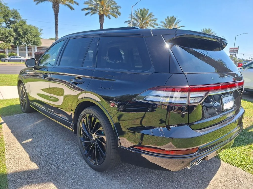 Used 2022 Black Lincoln Reserve image 3