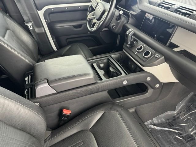 Used 2022 White Land Rover X-Dynamic HSE image 21