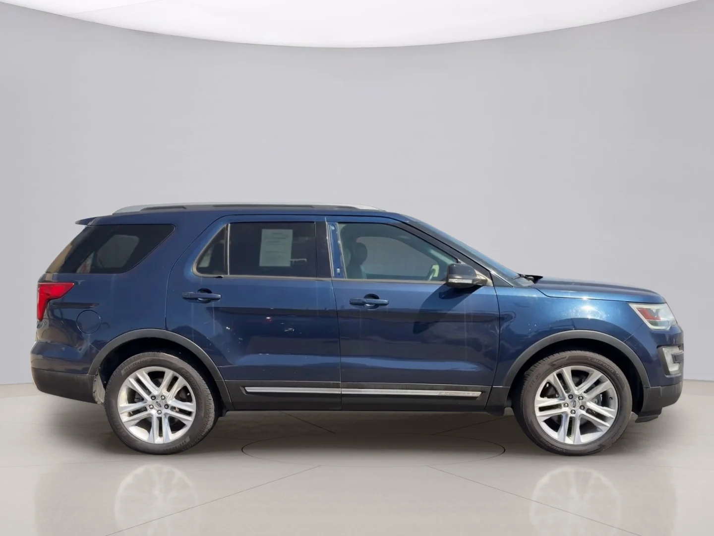 Used 2017 Blue Ford XLT image 4