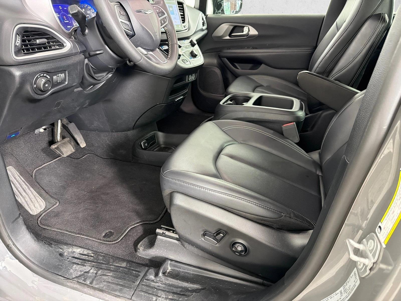 Used 2025 Ceramic Gray Clearcoat Chrysler Select image 9