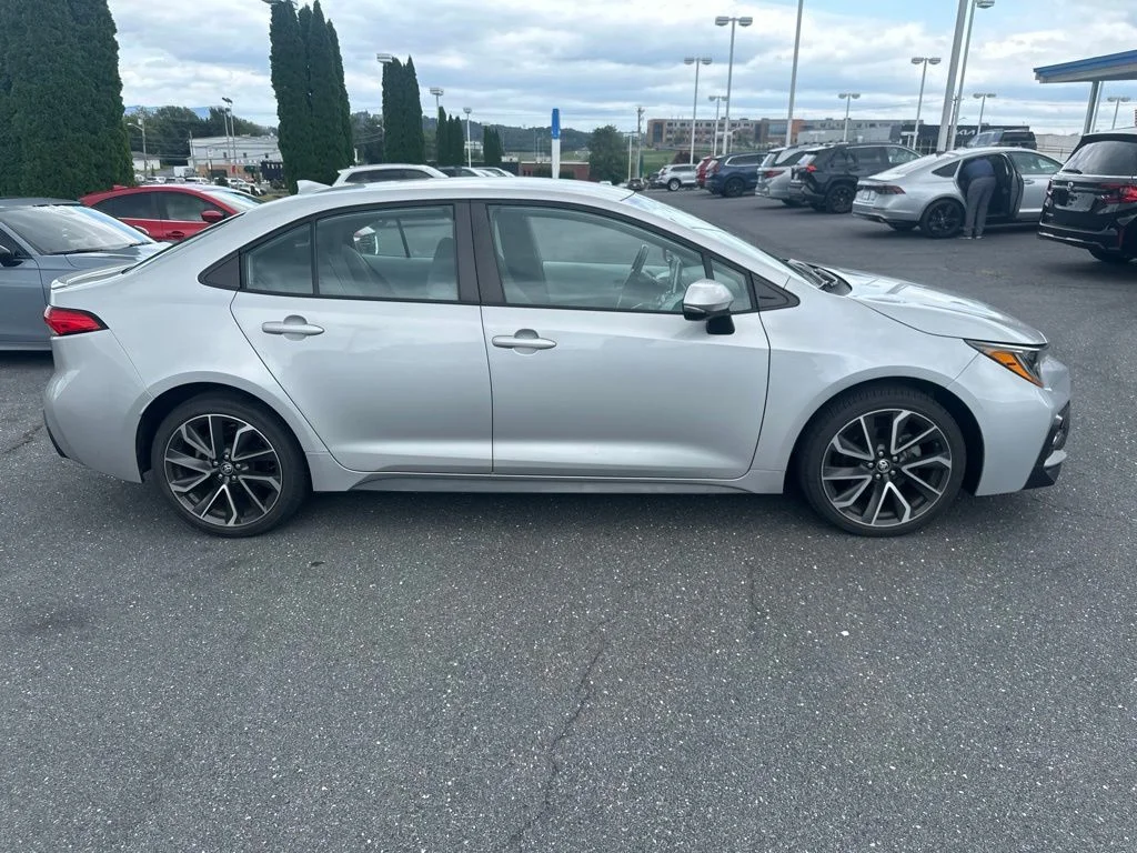 Used 2020 Classic Silver Metallic Toyota SE image 4