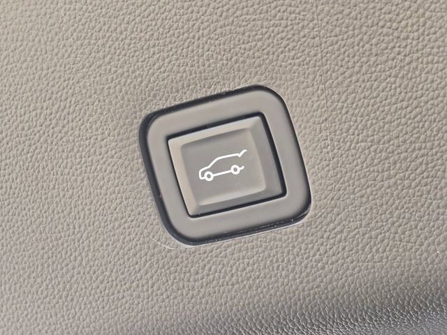 Used 2022 Silver Ice Metallic Chevrolet Premier image 23