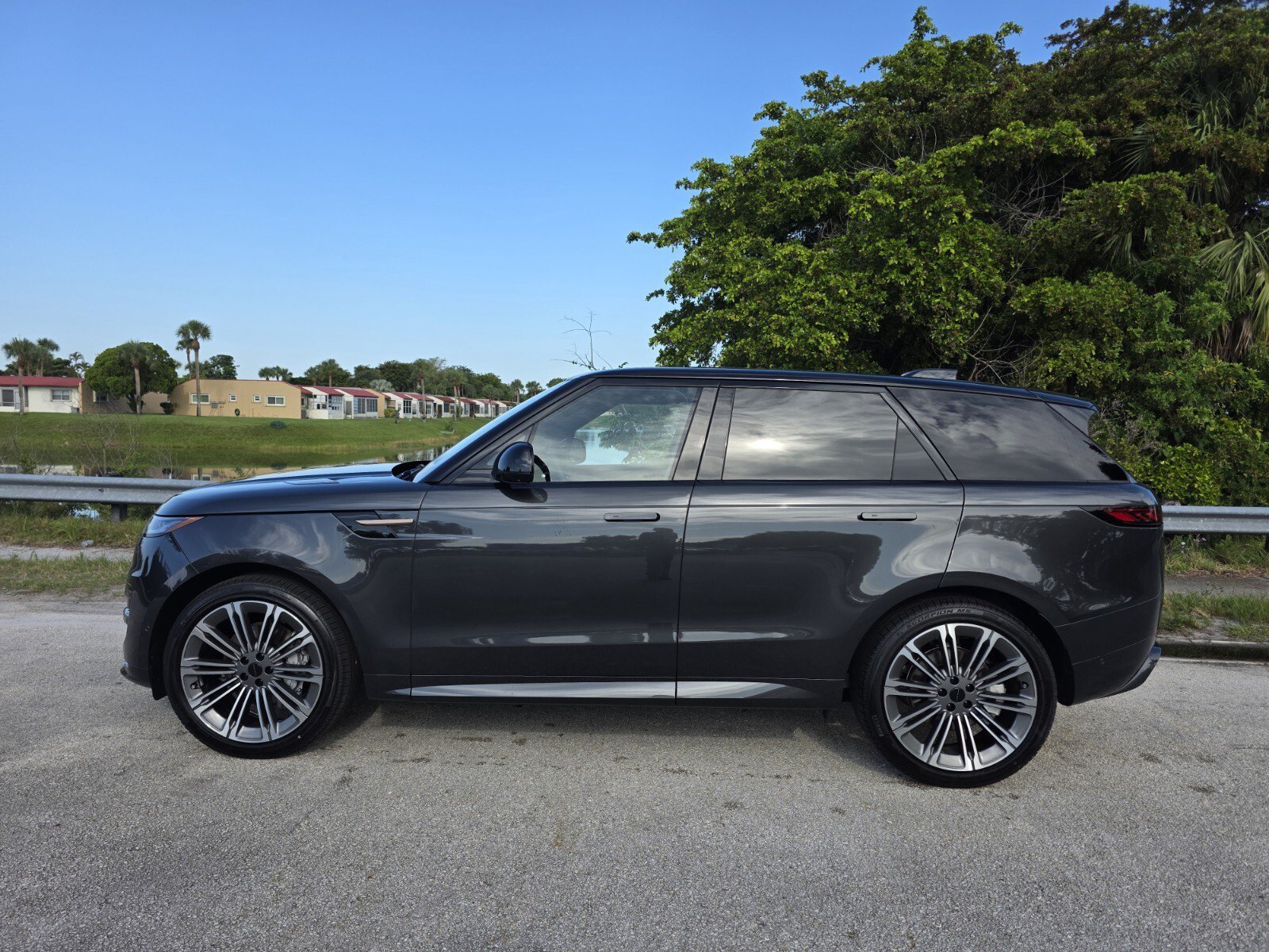 New 2026 Carpathian Grey Land Rover P400 Dynamic SE image 7