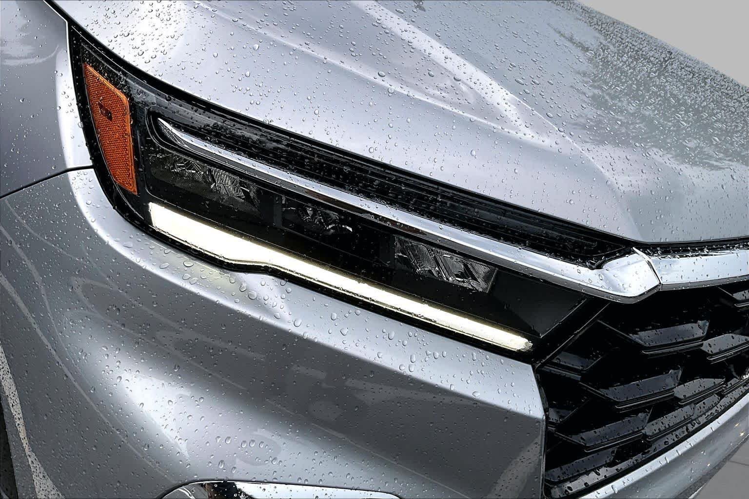 Used 2025 Lunar Silver Metallic Honda Touring image 27