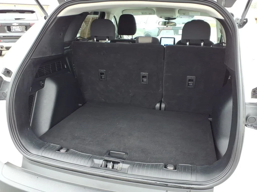 Used 2022 White Ford SE image 29