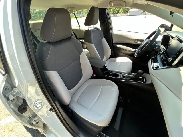 Used 2020 White Toyota LE image 24