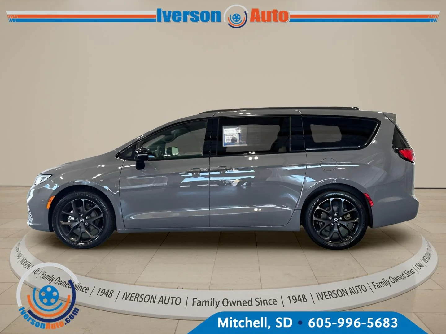 Used 2025 Ceramic Gray Clearcoat Chrysler Limited image 5