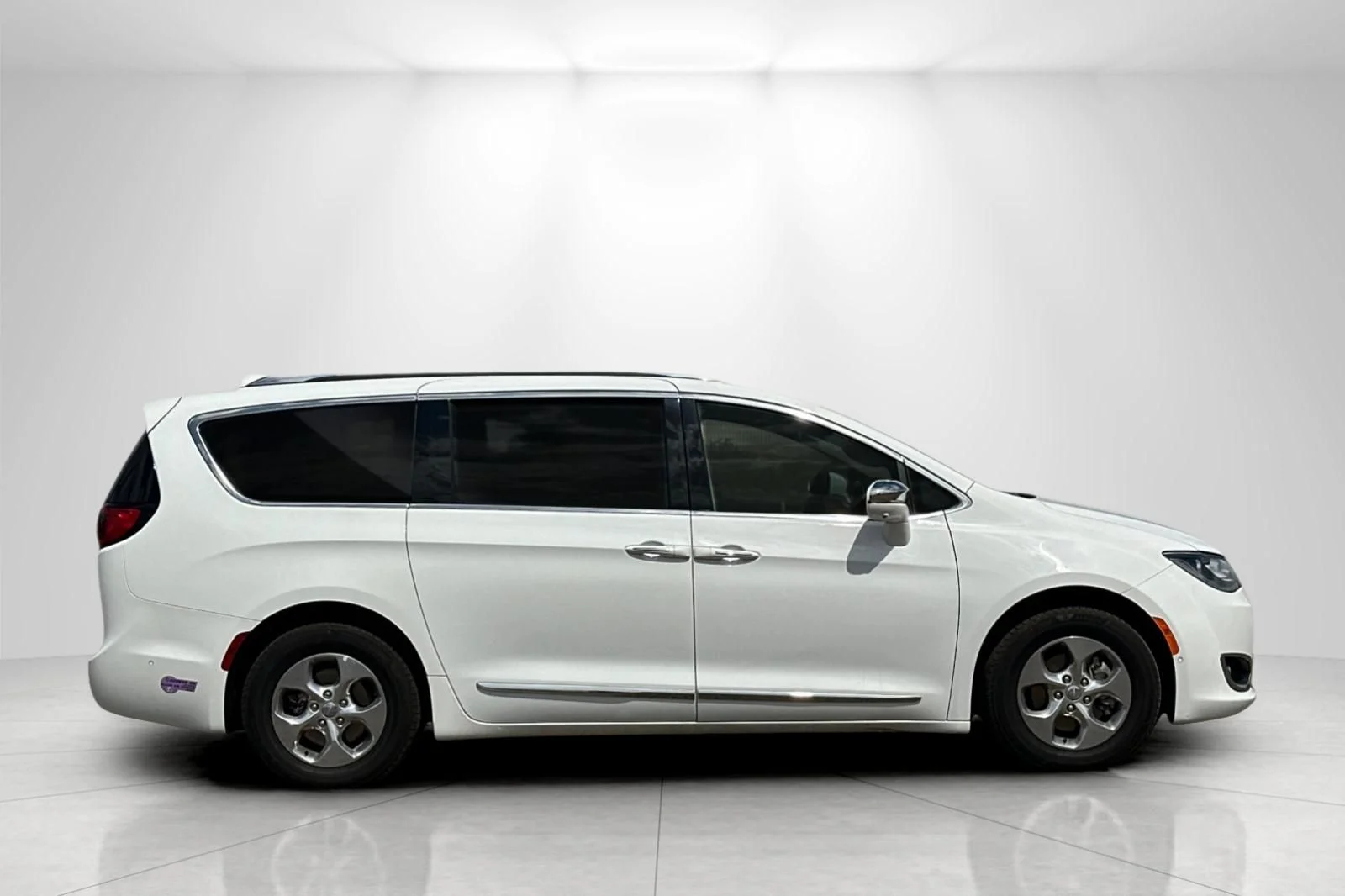Used 2018 White Chrysler Limited image 2