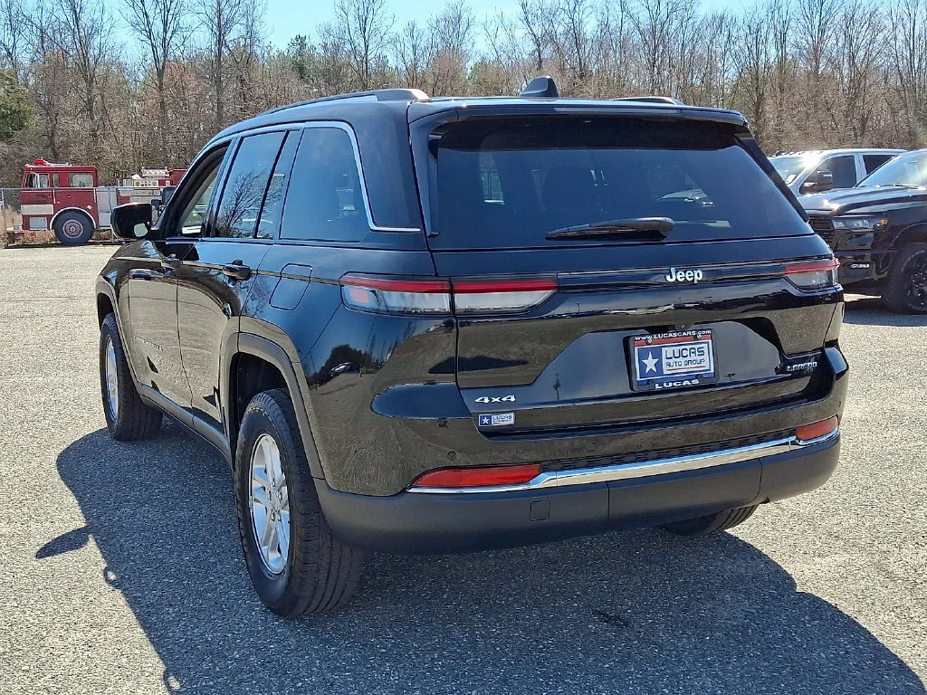 Used 2023 Diamond Black Crystal Pearlcoat Jeep Laredo image 9
