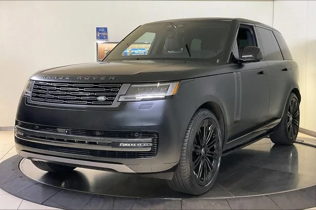 Used 2024 White Land Rover SE image 1