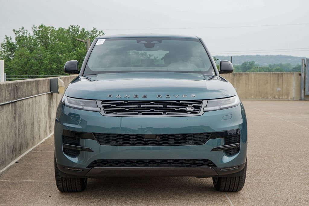 New 2026 Giola Green Metallic Land Rover SE image 3
