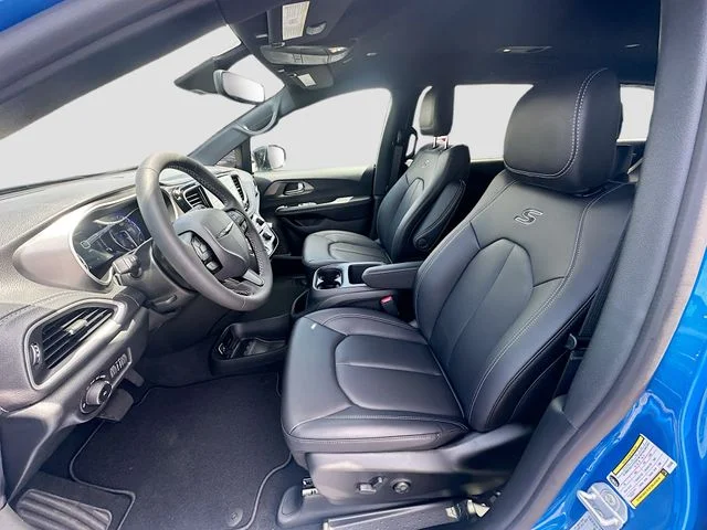 New 2026 Hydro Blue Pearl-Coat Exterior Paint Chrysler Select image 15