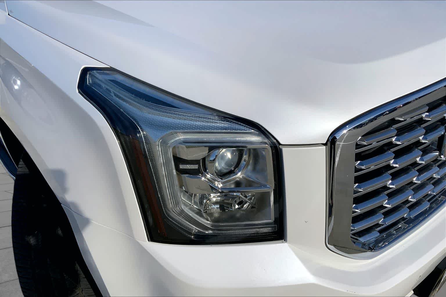 Used 2019 White Frost Tricoat GMC Denali image 27