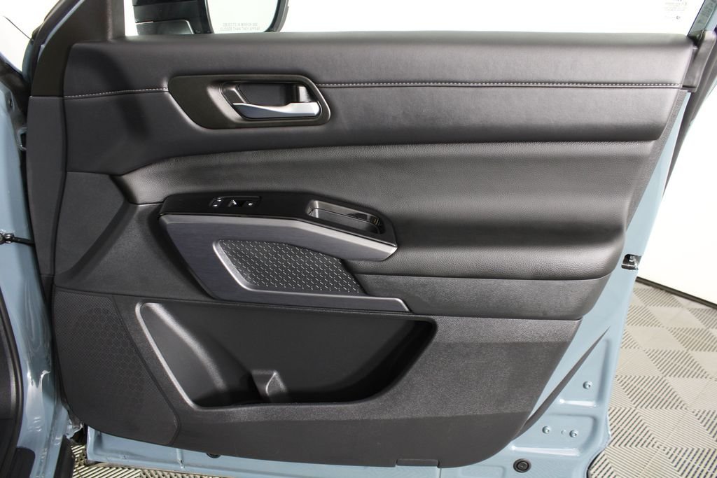 Used 2026 Green Nissan SL image 10