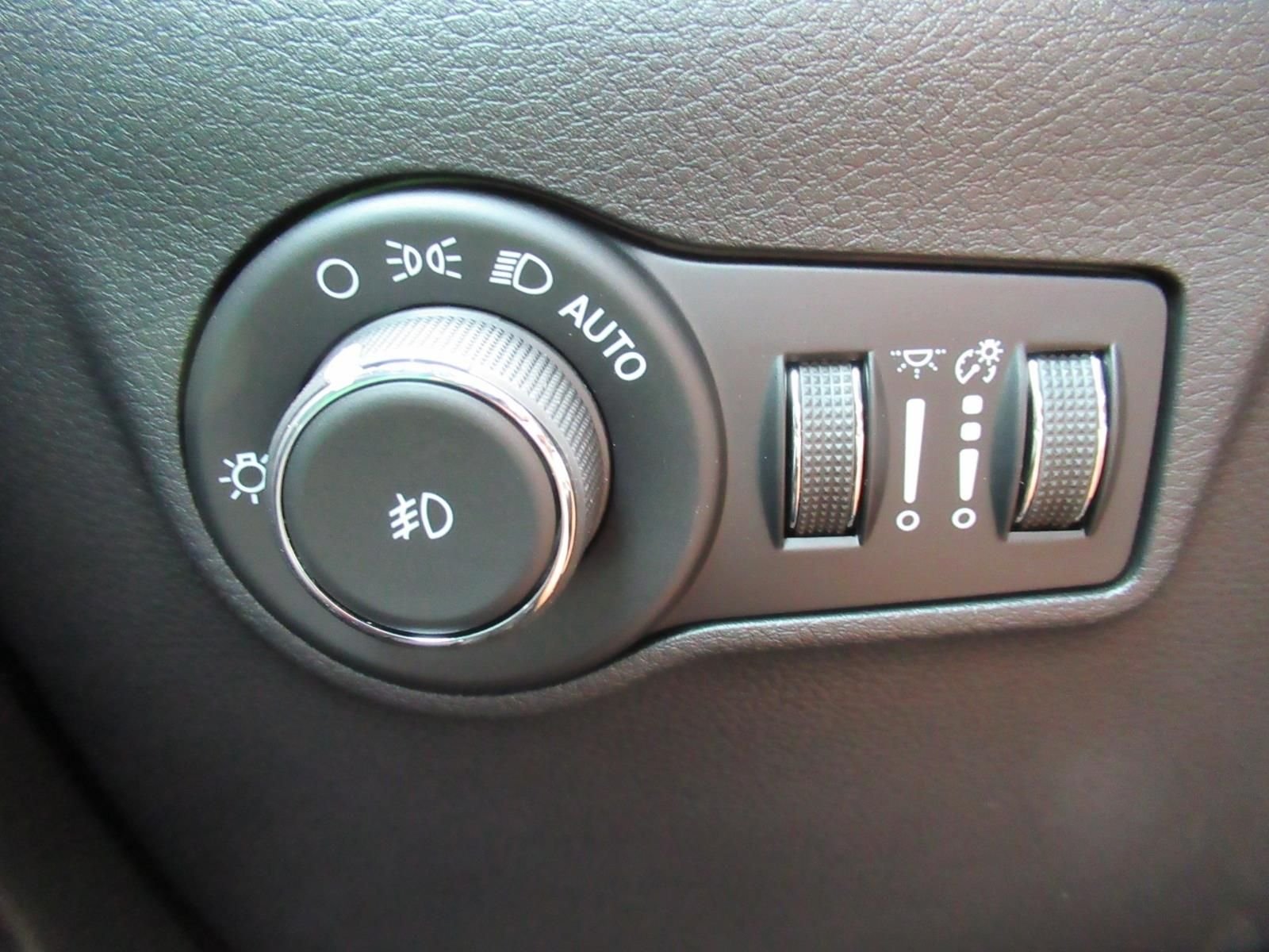 New 2026 Red Hot Pearl-Coat Exterior Paint Jeep Latitude image 22