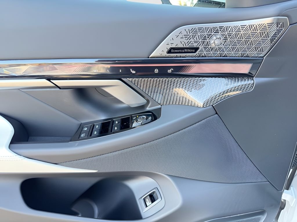 New 2027 Mineral White Metallic BMW 550e xDrive image 14
