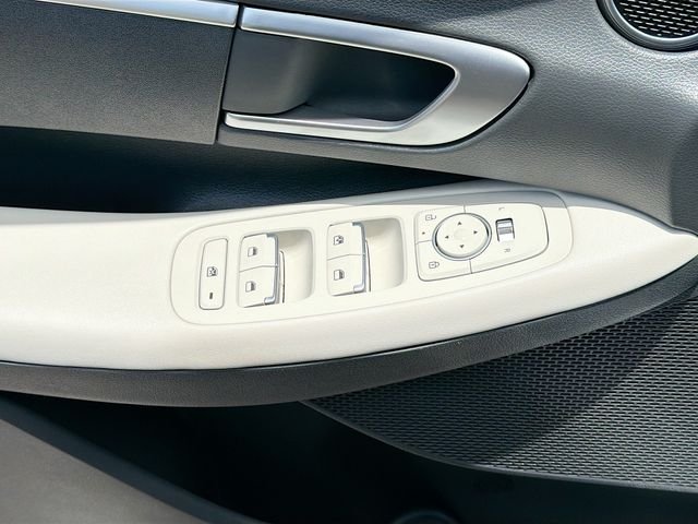 Used 2025 White Hyundai SE image 17